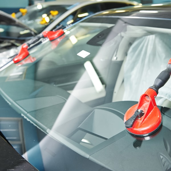 Which auto glass company to call when windshield is broken 